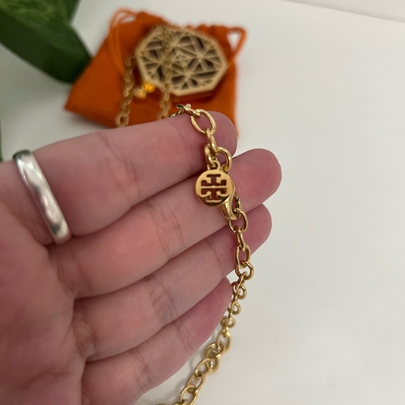 NEW Tory Burch Statement Necklace with Lip Balm & Pouch - Picture 8 of 16